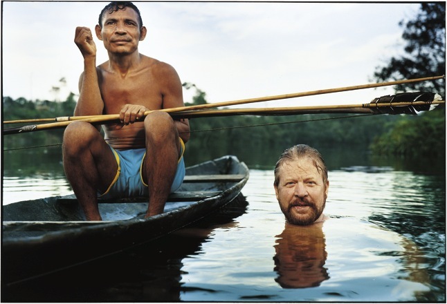 Membro do povo Pirahã (esquerda) e Dan Everett, estudioso desse povo (direita). Fotografia por Martin Schoeller